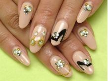 ヌードベージュ×ブラックの斜めフレンチ×ゴールドパーツ - free nail 梅田店
