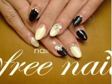 ブラック×アイボリーの交互ワンカラー×ゴールドパーツ - free nail 梅田店