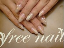 ヌードベージュ×ゴールドラメの斜めフレンチ - free nail 梅田店