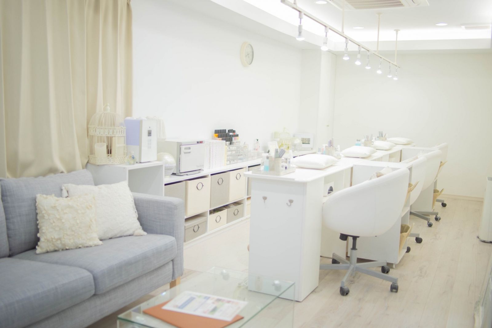 白を基調とした清潔感のある店内です♪
定額コースを基本としています☆