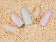 パールピンク×ホワイトのワンカラー×ゴールドの花 - NAIL GARDEN 梅田店