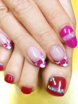 フットのレッド×ピンク×ホワイトの花柄フレンチ - face ~江坂店~