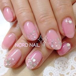 ピンクのワンカラー×シェルフレークとパール - NORD　NAIL