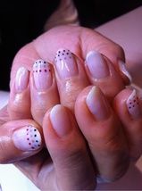 淡いピンクのワンカラー×ブラックのドットアート - BIGOUDI SALON