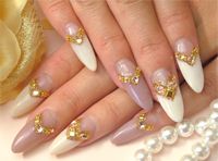 ホワイト×ベージュのポイントネイル×ゴールドリボン
