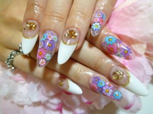 ホワイトフレンチ×カラフルな花柄