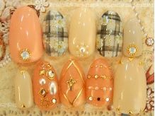 オレンジベージュのチェック柄チップ×ゴールドのビジュー