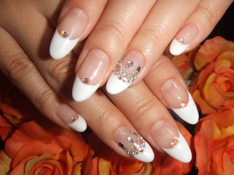 ホワイトフレンチ×ゴールドのビジュー - nail salon LUXURY