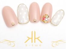 ピンクベージュのワンカラーチップ×白ドットとパール