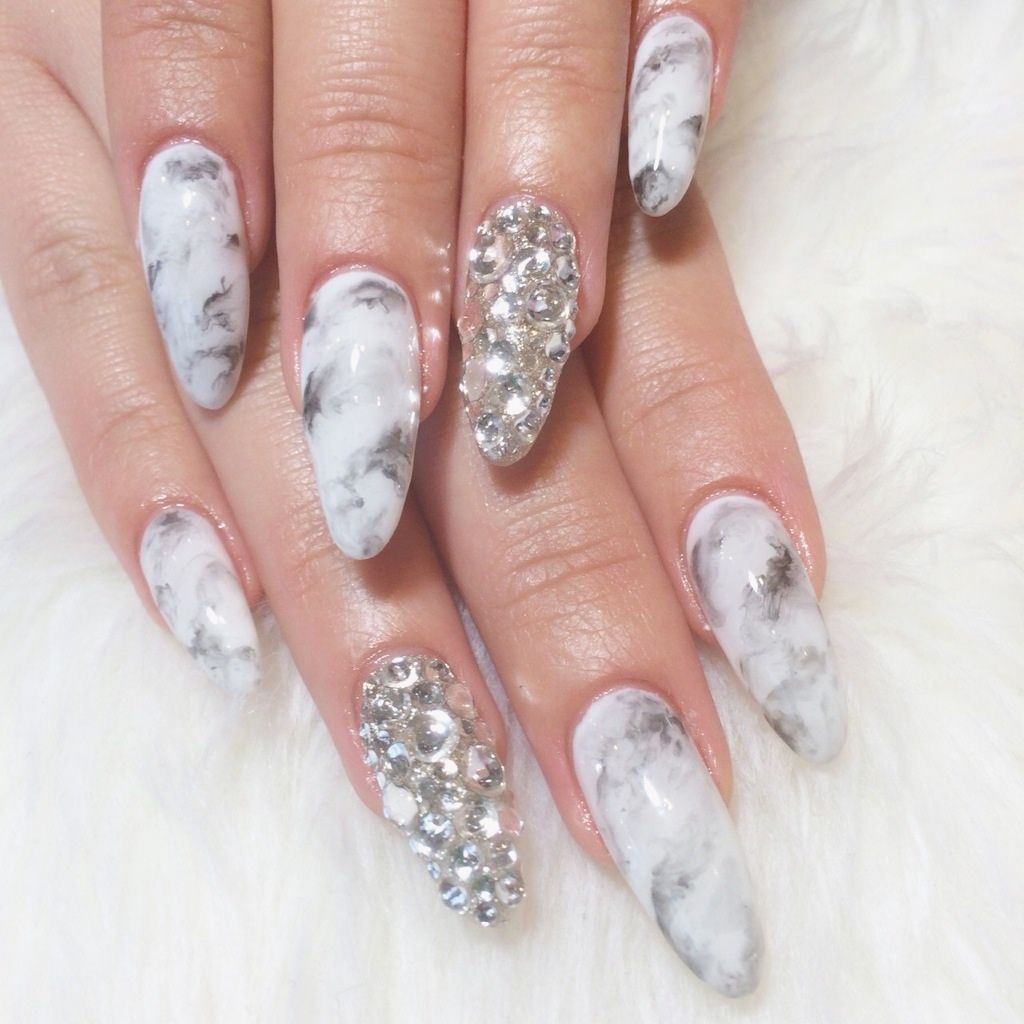 ホワイトの大理石マーブル×大粒ストーン - Ｄiva　Nail Salon　心斎橋店