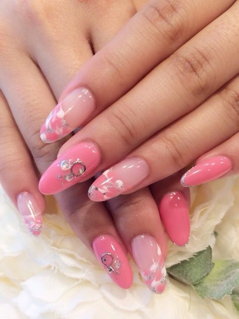 ピンクのワンカラー×白い花とストーン - ANDRUCHE なんばパークス店