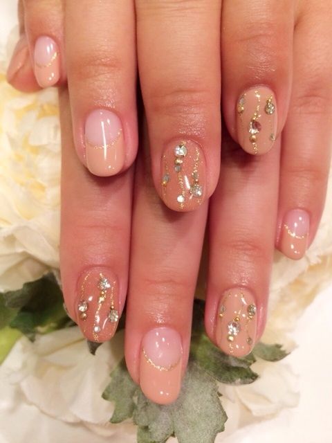 ヌーディーベージュのワンカラー×ゴールドラインとストーン - ANDRUCHE なんばパークス店