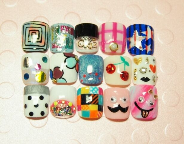 カラフルなポップ柄のチップ×チェックとドット - Me nail