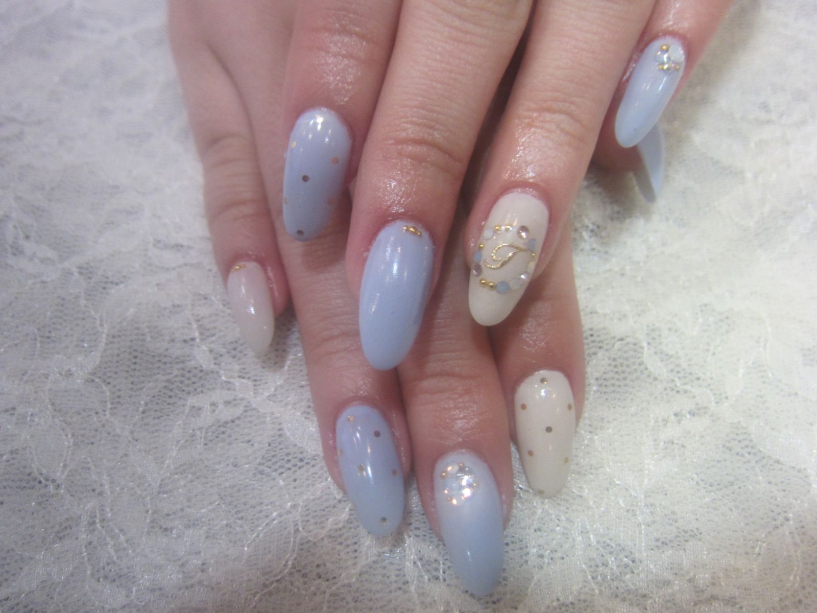 ペールブルー×ベージュのワンカラー×ゴールドのアート - Ｄiva　Nail Salon 阿倍野店