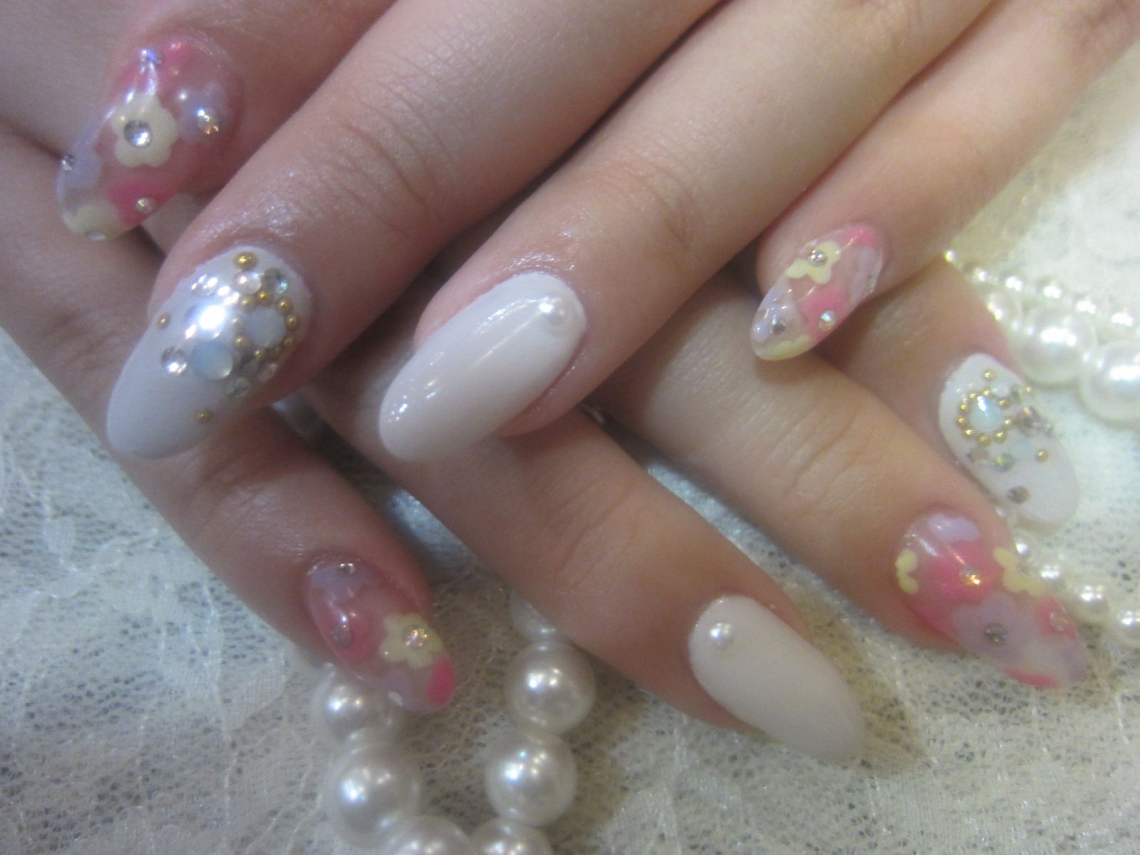 ホワイト×ピンクの花モチーフ×パールとストーン - Diva Nail Salon 阿倍野店