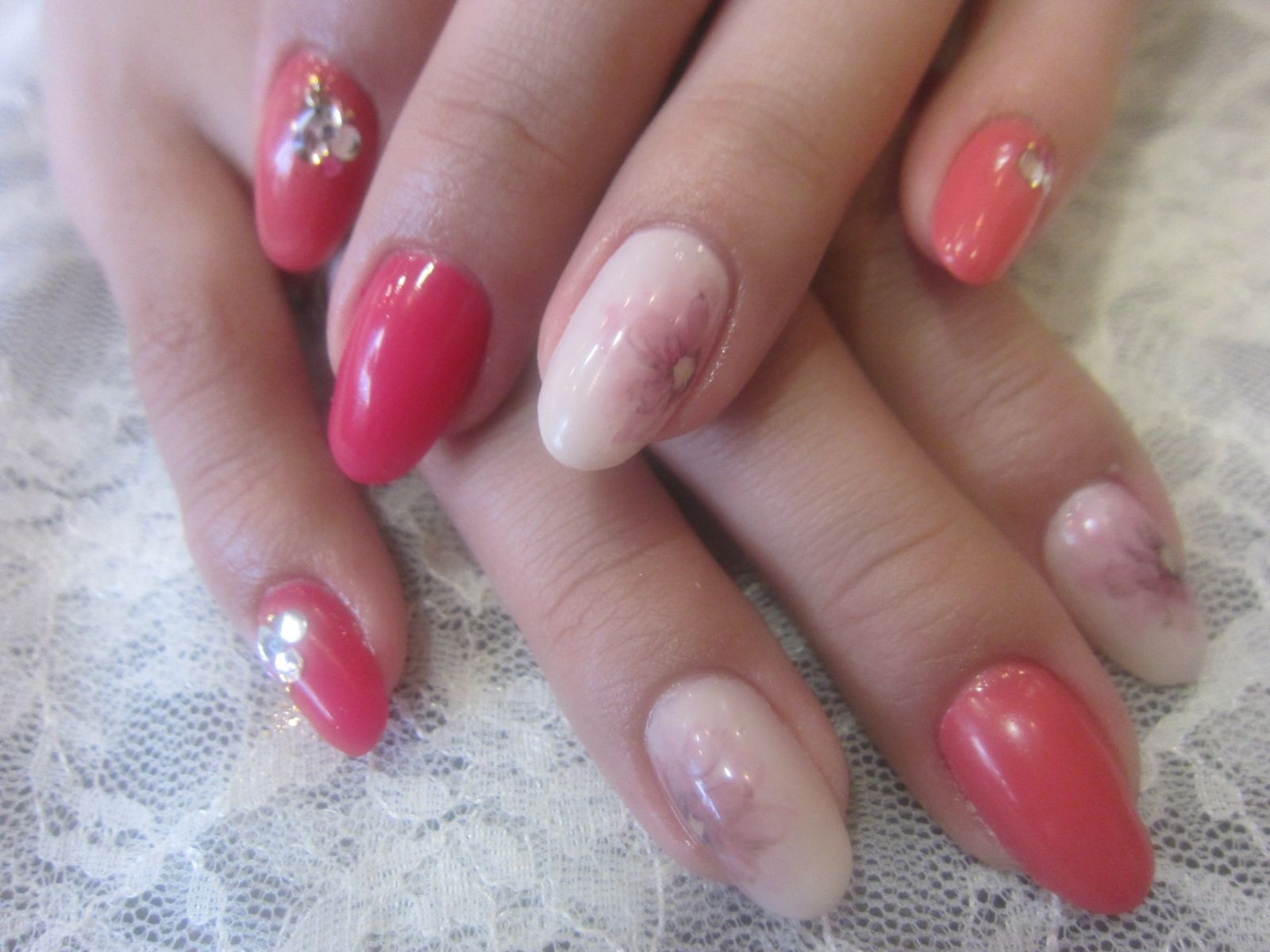 コーラルピンクのワンカラー×白のニュアンス - Ｄiva　Nail Salon 阿倍野店