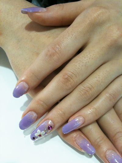 ラベンダーのワンカラー×パールと花のパーツ - free nail 桃谷店