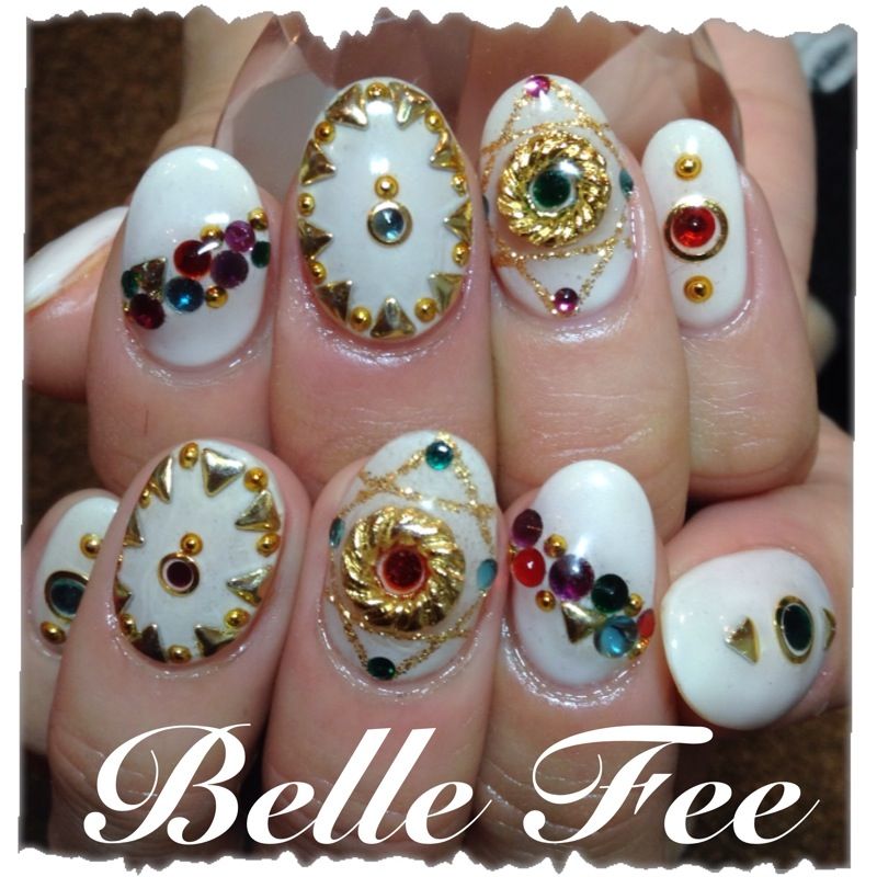 ホワイトのワンカラー×カラフルストーンのゴージャスパーツ - Ｂｅｌｌｅ　Ｆｅｅ