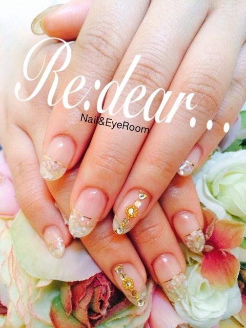 ヌーディーベージュのワンカラー×ゴールドラメとストーン - Nail&Eye Room Re:dear...