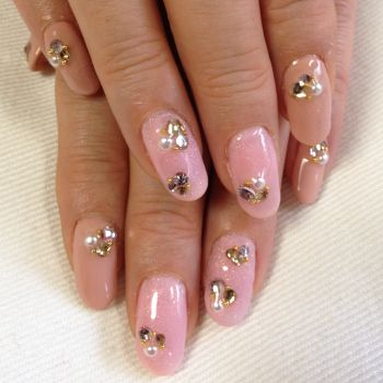 ピンクベージュのワンカラー×ゴールドのストーン - NailSalon　HoneyBell
