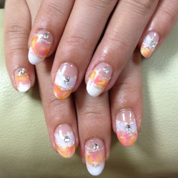 ホワイトフレンチ×オレンジの水彩アート - NailSalon　HoneyBell