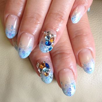 ブルーのグラデーション×ホログラムと大粒ビジュー - NailSalon　HoneyBell