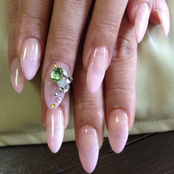 ペールピンクのワンカラー×グリーンストーンのビジュー - NailSalon　HoneyBell