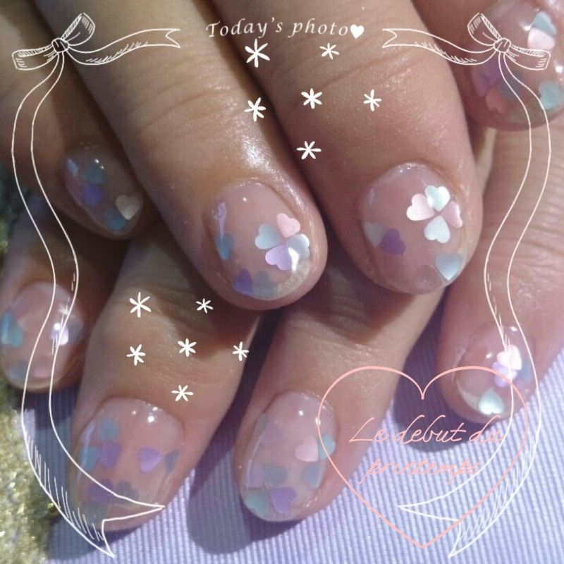 グレージュのワンカラー×パステルのハートホログラム - Fleurs Nail