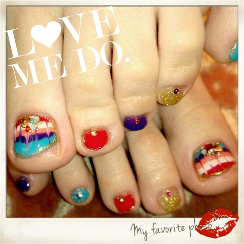 カラフルなボーダーのフットネイル×ラメとストーン - Fleurs Nail
