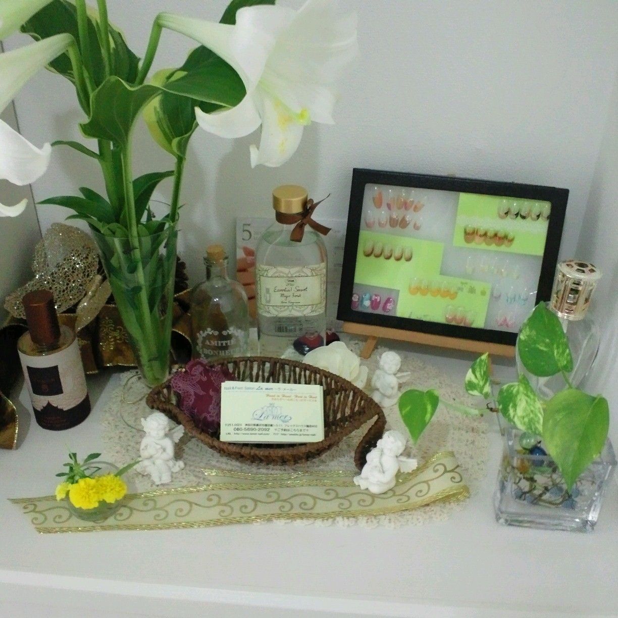 玄関入ってすぐのスペースです。
お花やネイルチップがあります♪