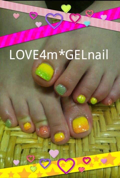 イエロー×グリーンのネオングラデフット - LOVE4m*GELnail