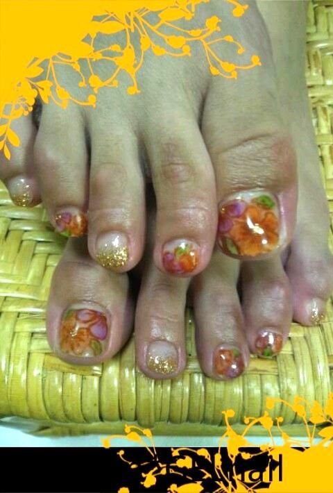 オレンジの押し花フラワー×ゴールドラメのフット - LOVE4m*GELnail