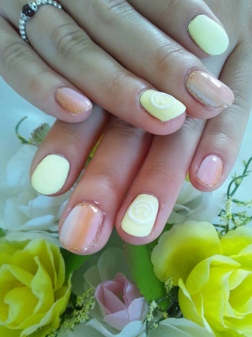 レモンイエロー×ヌードピンクの3Dのバラ - LOVE4m*GELnail