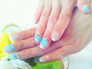 水色のラメグラデ×ゴールドパーツ