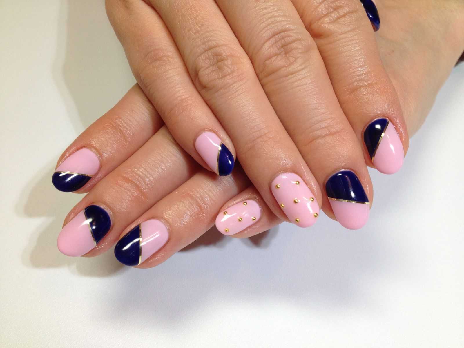 ピンク×ネイビーの斜めバイカラー×ゴールドライン - Private Nail Salon"mauve"