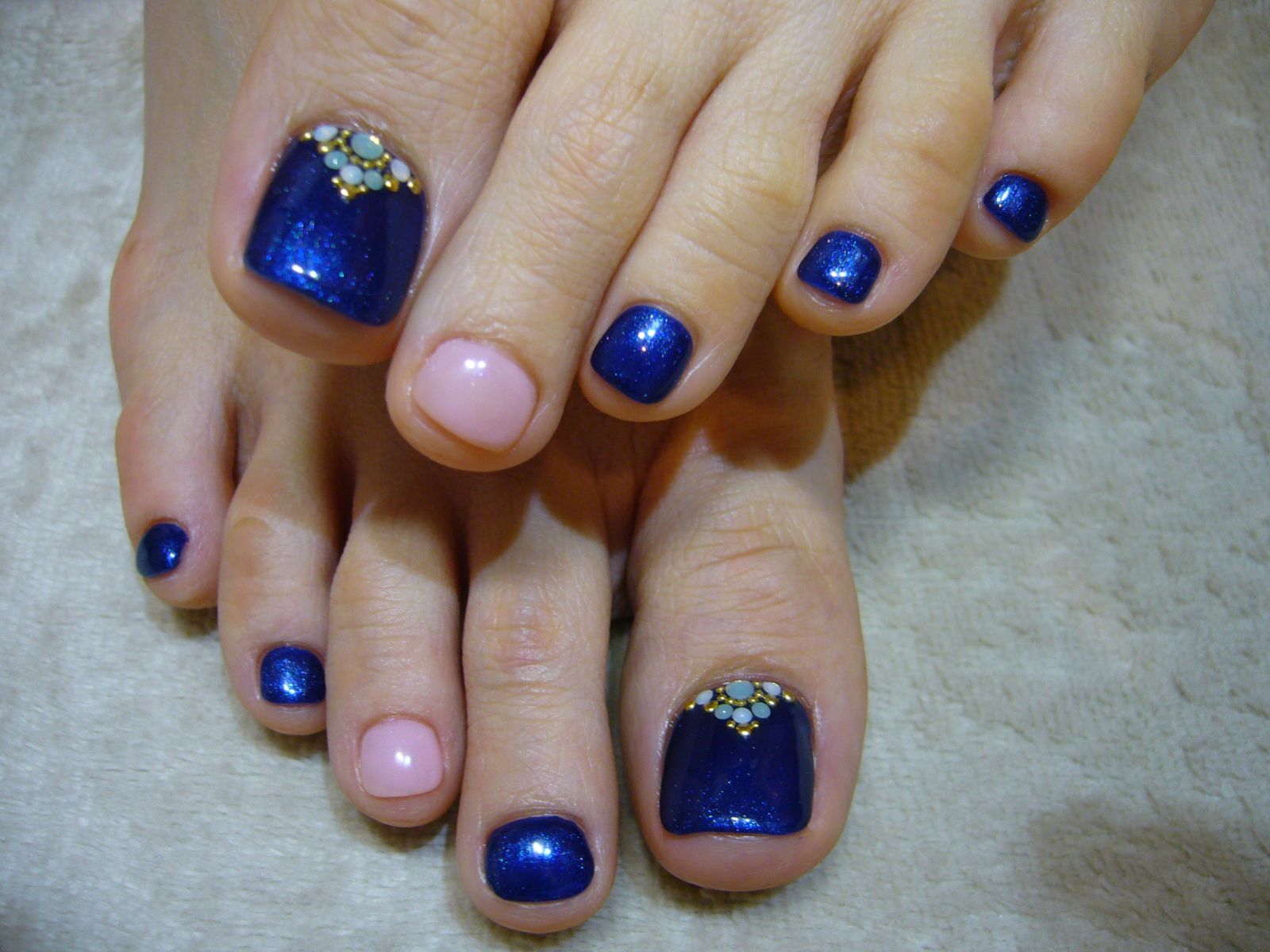ネイビー×ヌードピンクのフット×ゴールドビジュー - Private Nail Salon"mauve"