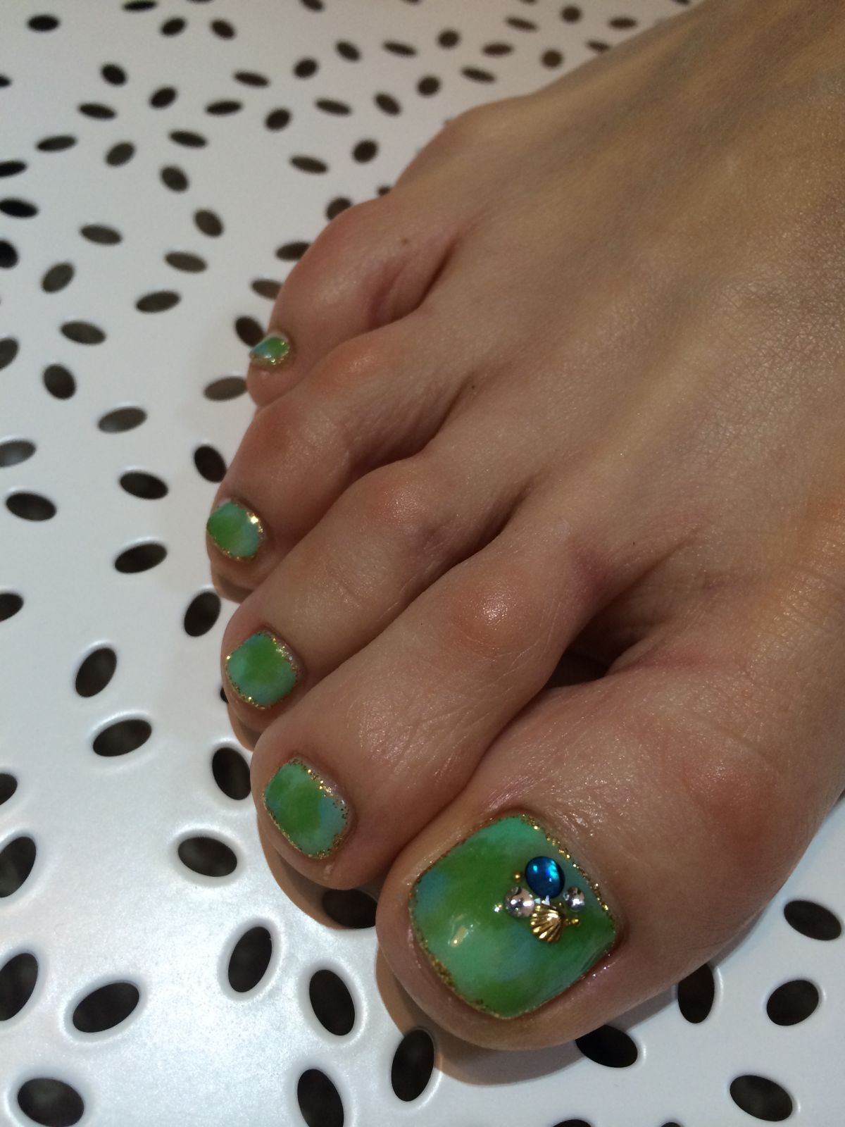 グリーンのワンカラーフット×ゴールドストーン - Private Nail Salon"mauve"