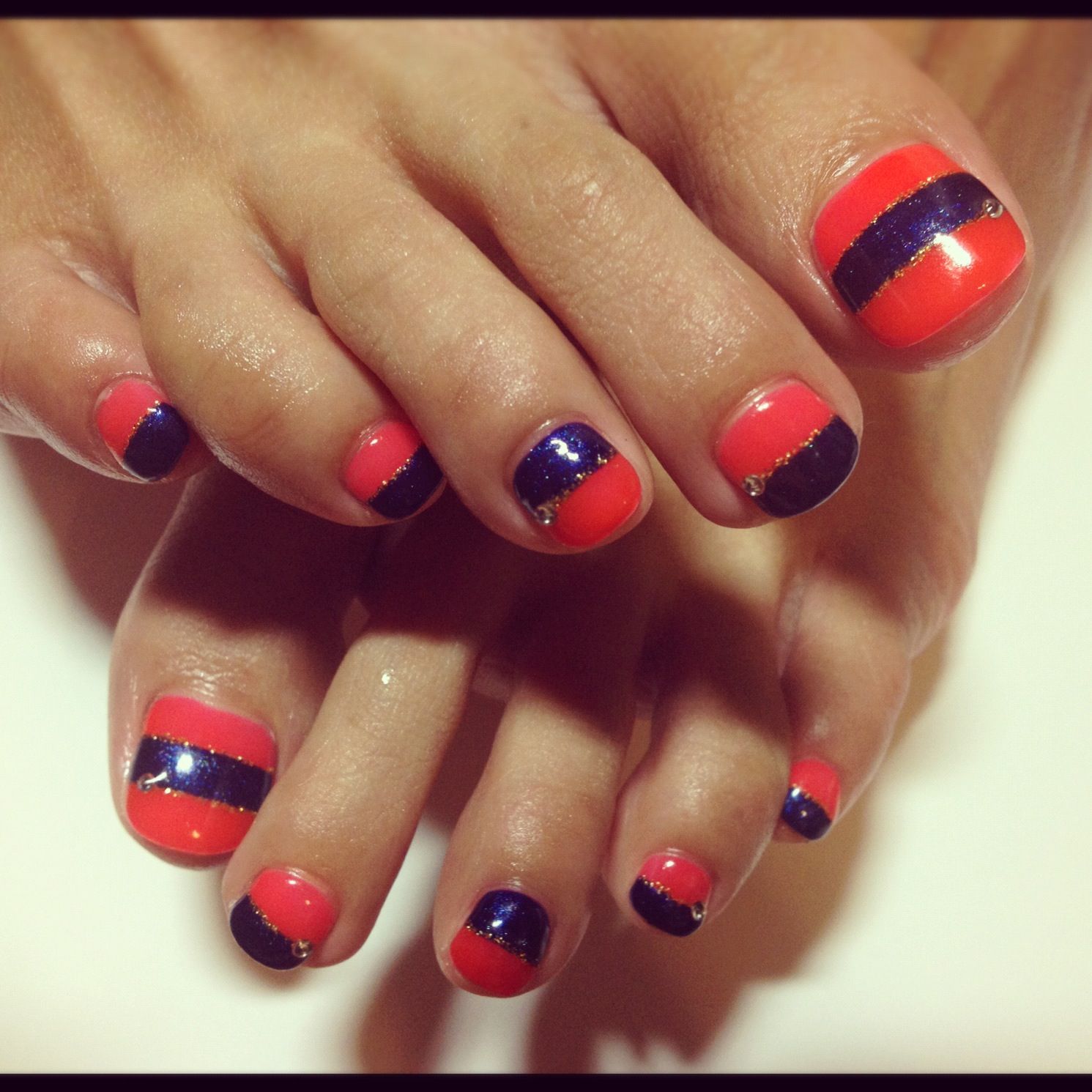 オレンジ×ネイビーの斜めバイカラーフット - Private Nail Salon"mauve"