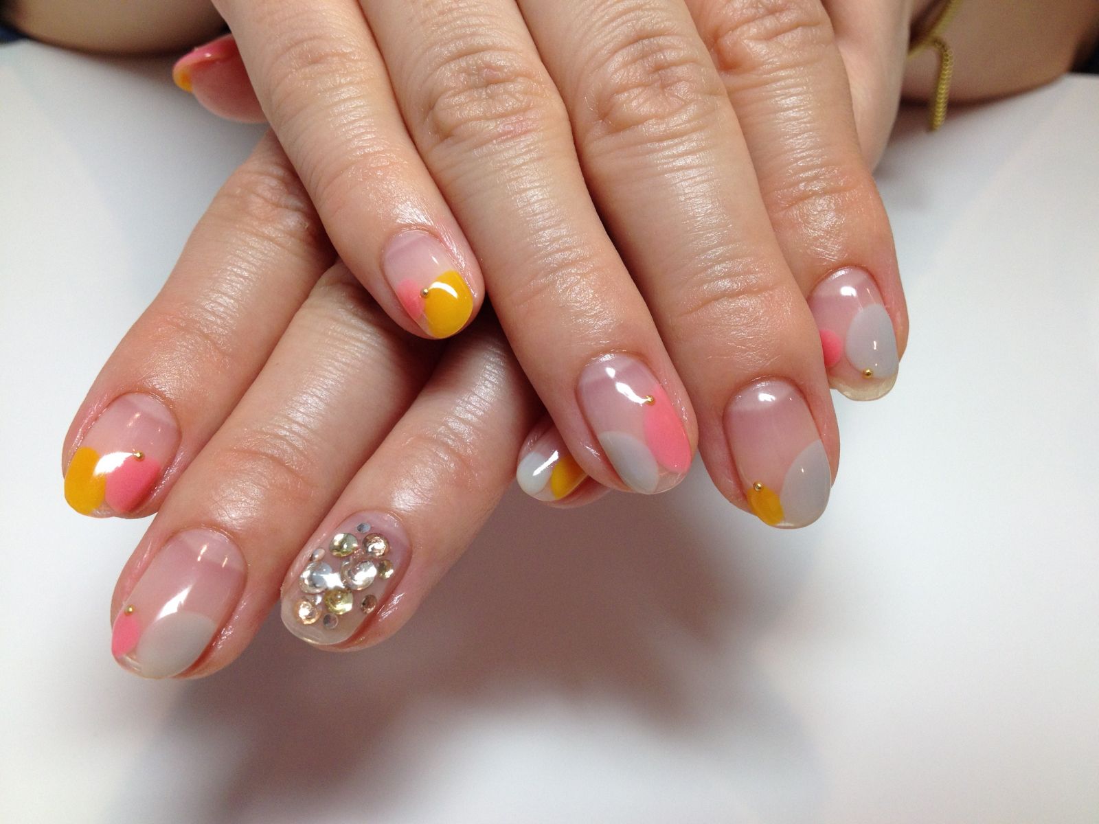 グレー×イエローの丸みニュアンス×ストーン - Private Nail Salon"mauve"
