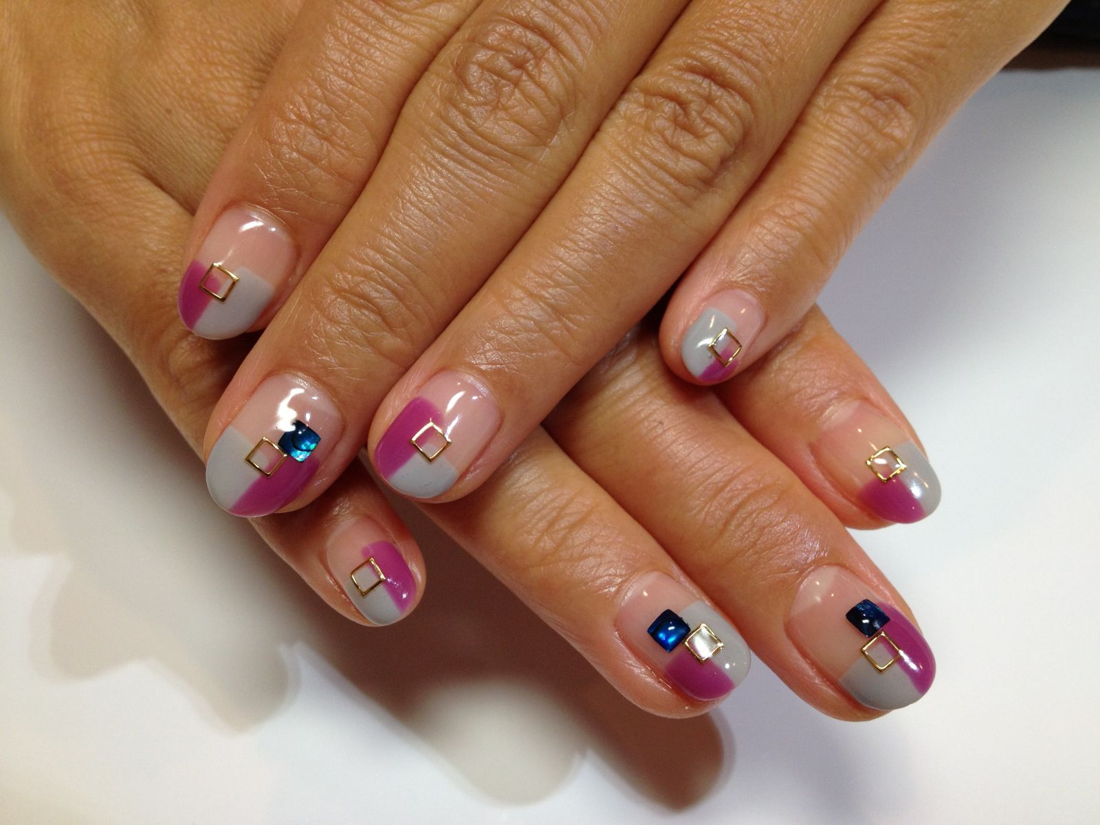 ピンク×グレーの斜めフレンチ×シルバーパーツ - Private Nail Salon"mauve"