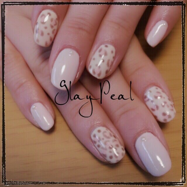 ヌードベージュのワンカラー×同色のヒョウ柄 - NailSalon GlayPeal