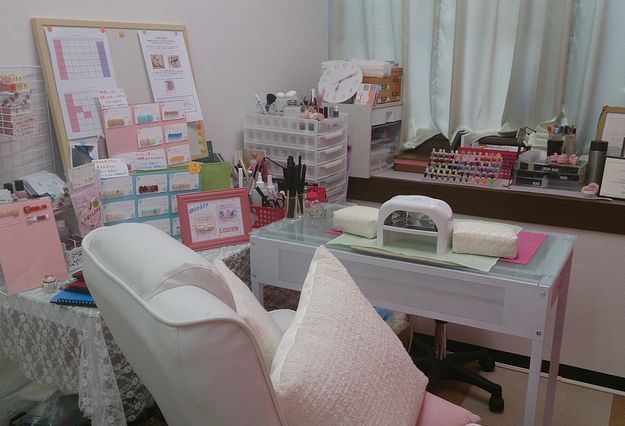 グリーンとピンクを基調にした、手狭感が心地良いふんわり優しい雰囲気のサロンです