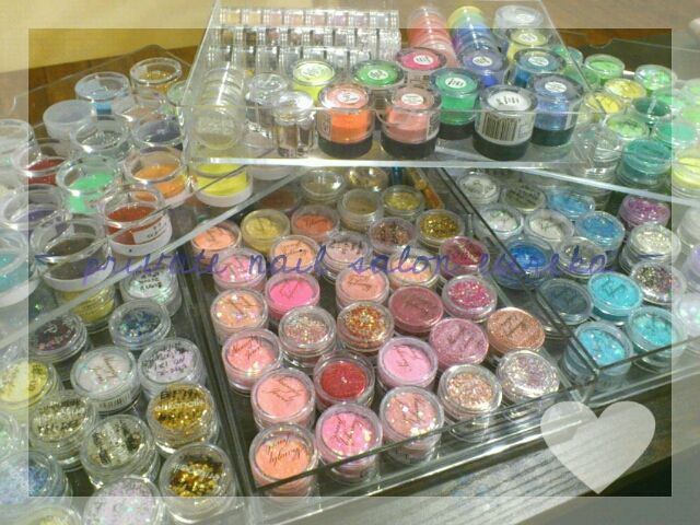ラメやホロも豊富です♪各種パーツやストーンなども取り揃えています。