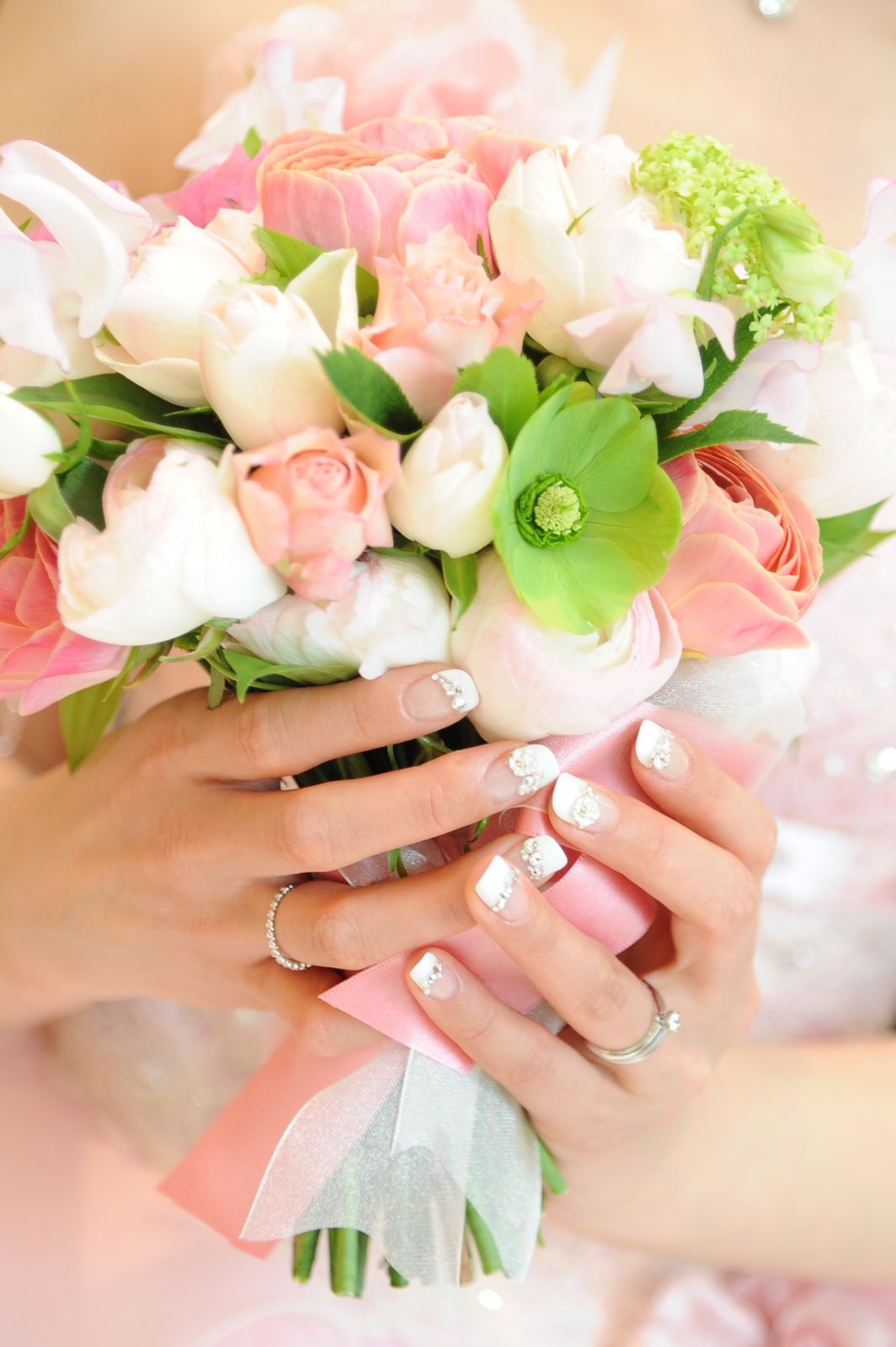 ウェディング・ネイル
スワロフスキーの輝きが美しく華やかなネイルです。