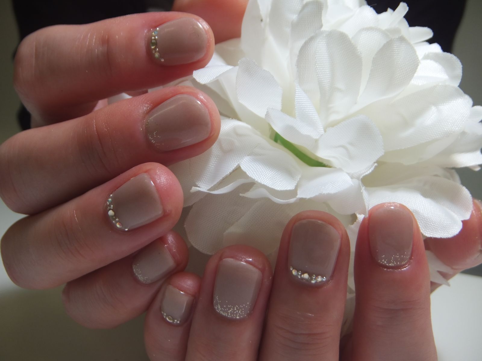 お肌に合った上品なネイルをして肌色美人♪