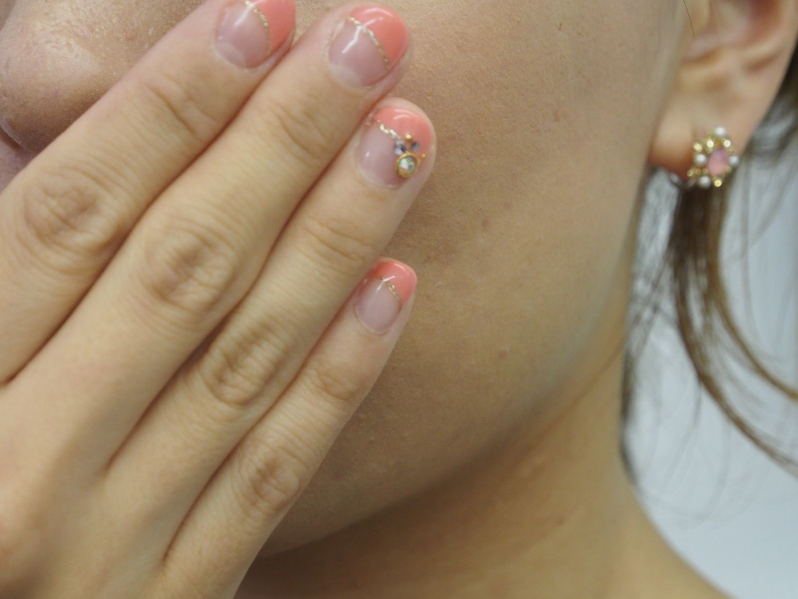 自分に合ったカラーでネイルすることによって顔回りのお肌の色も変わってきます！