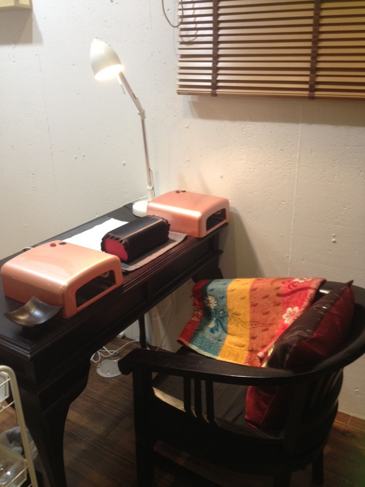 ネイルスペースです☆ライトが両サイドにございますので、スムーズに施術できます。