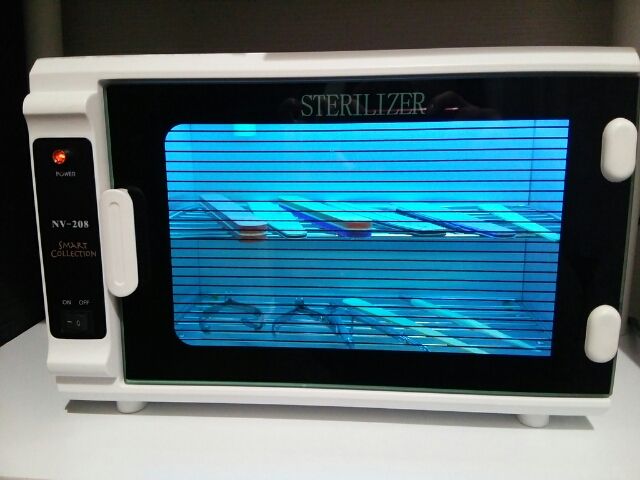 安心安全清潔サロン。紫外線消毒器で消毒されたネイル道具です。衛生管理指導員のスタッフです