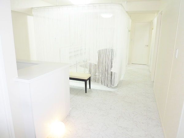 白を基調とした店内はクラシック音楽が流れる優雅な一時をお過ごしいただけます。