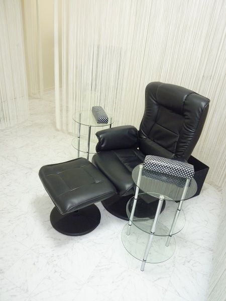 対面式の机ではなく、ゆったりしたソファーでの施術。まつげエクステも同時施術できます。